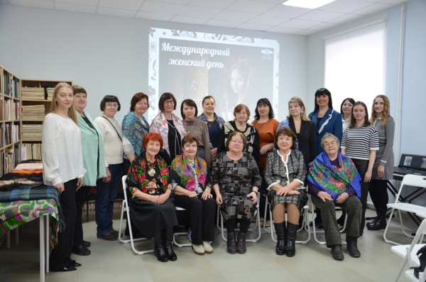 Научные сотрудники Энгельсского краеведческого музея организовали в Центральной городской библиотеке встречу, посвященную истории платков и шалей