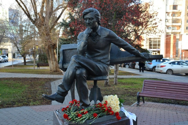 Памятник  Альфреду  Гарриевичу  Шнитке/Художественный объект «Часы и скрипичный ключ»