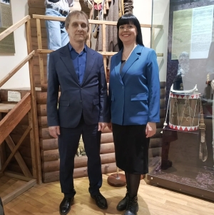 Директор Энгельсского краеведческого музея Дмитрий Геннадьевич Решетов и заместитель директора по научной работе Татьяна Николаевна Садовникова приняли участие в открытии выставки &laquo;Одним штрихом&hellip;&nbsp;