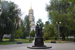 Памятник святым благоверным князю Петру и княгине Февронии Муромским