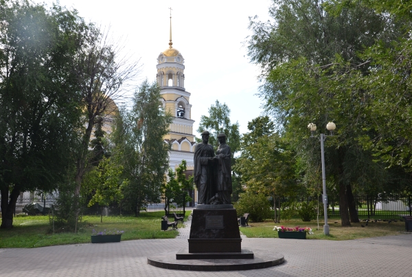Памятник святым благоверным князю Петру и княгине Февронии Муромским