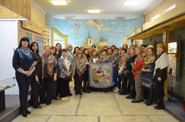 К Международному женскому дню в Энгельсском краеведческом музее состоялась торжественная программа &laquo;Платки и шали. Путешествие в историю уникальных явлений русской культуры&raquo;.