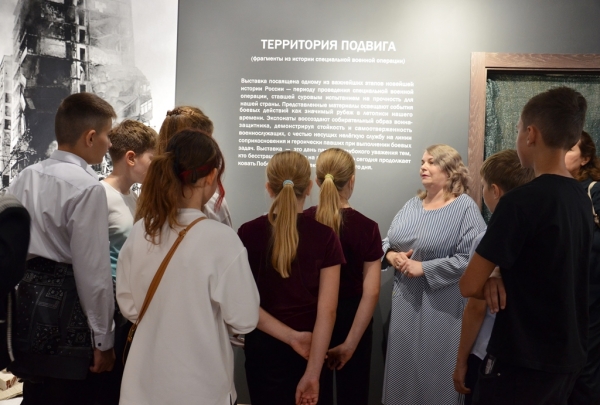 Сегодня в Энгельсском краеведческом музее состоялась экскурсия &laquo;Территория подвига&raquo;, посвященная одному из этапов новейшей истории России