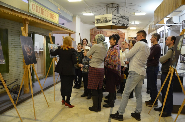 Сегодня в Энгельсском краеведческом музее с в рамках акции #субботавмузее состоялась программа &laquo;Очарование русского костюма. История. Традиции. Современность&raquo;