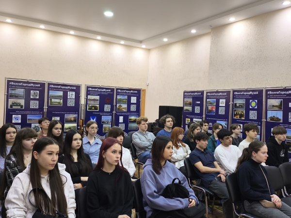 Птица в синей вышине