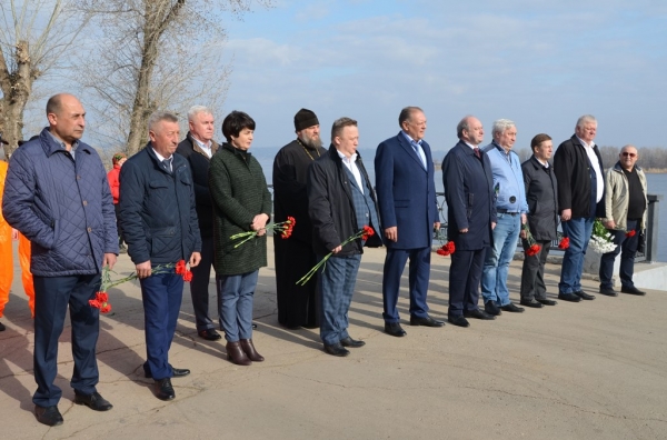 Сотрудники Энгельсского краеведческого музея приняли участие в торжественном митинге.