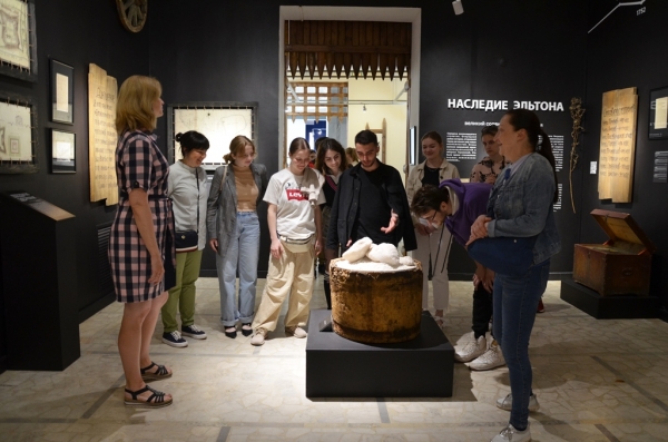 Для студентов МГУ имени М.В.Ломоносова состоялась обзорная экскурсия по Энгельсскому краеведческому музею