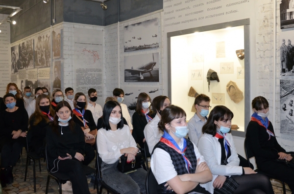 Торжественная программа «Ни шагу назад».