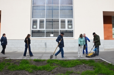 Сотрудники Энгельсского краеведческого музея присоединились к общегородскому субботнику, проводимого в рамках месячника по благоустройству