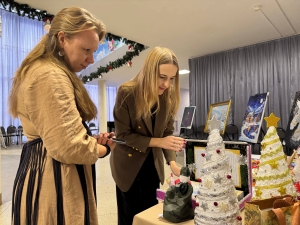 Заведующая проектно-экспозиционным отделом Энгельсского краеведческого музея Наталья Александровна Прилль вошла в состав жюри Открытой районной выставки-конкурса праздничной атрибутики &laquo;Рождественская сказка&raquo;