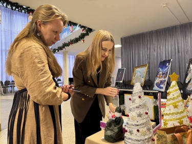 Заведующая проектно-экспозиционным отделом Энгельсского краеведческого музея Наталья Александровна Прилль вошла в состав жюри Открытой районной выставки-конкурса праздничной атрибутики &laquo;Рождественская сказка&raquo;