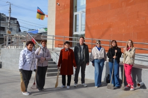 В рамках месячника по благоустройству, инициированного губернатором Романом Бусаргиным, сотрудники Энгельсского краеведческого музея присоединились к общегородскому субботнику