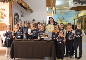 Вчера в гостях у Энгельсского краеведческого музея побывали настоящие исследователи - участники проекта «Метрологический кластер Росстандарта Саратовской области» со своим учителем-наставник