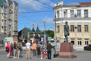 Сегодня сотрудники Энгельсского краеведческого музея провели пешеходную экскурсию по историческому центру города и музейный лекторий &laquo;Немецкая история на Волге&raquo; для участников творческого проекта &laquo;Арт-лаборатория по изобразительному искусству&raquo;
