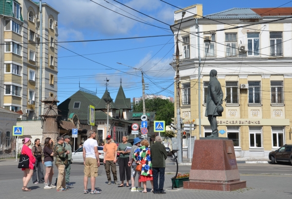 Сегодня сотрудники Энгельсского краеведческого музея провели пешеходную экскурсию по историческому центру города и музейный лекторий &laquo;Немецкая история на Волге&raquo; для участников творческого проекта &laquo;Арт-лаборатория по изобразительному искусству&raquo;