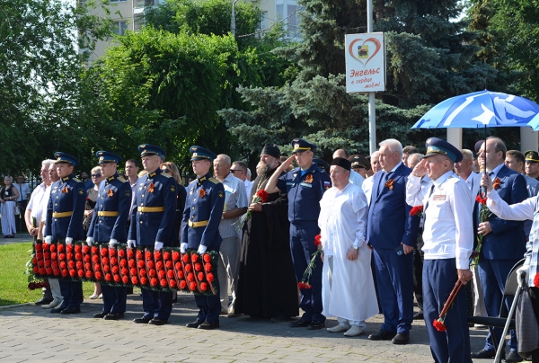 У стелы «Героям фронта и тыла 1941-1945 гг.» состоялся траурный митинг.
