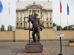 Памятник Андрею Андреевичу Мыльникову/Энгельсская картинная галерея