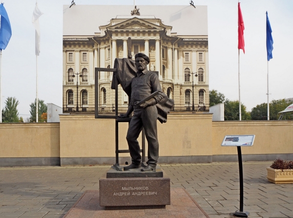 Памятник Андрею Андреевичу Мыльникову/Энгельсская картинная галерея