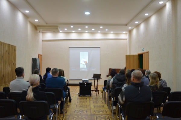 Коллектив Энгельсского краеведческого музея провел рабочее собрание, посвященное алгоритмам действий в случае угрозы с воздуха.